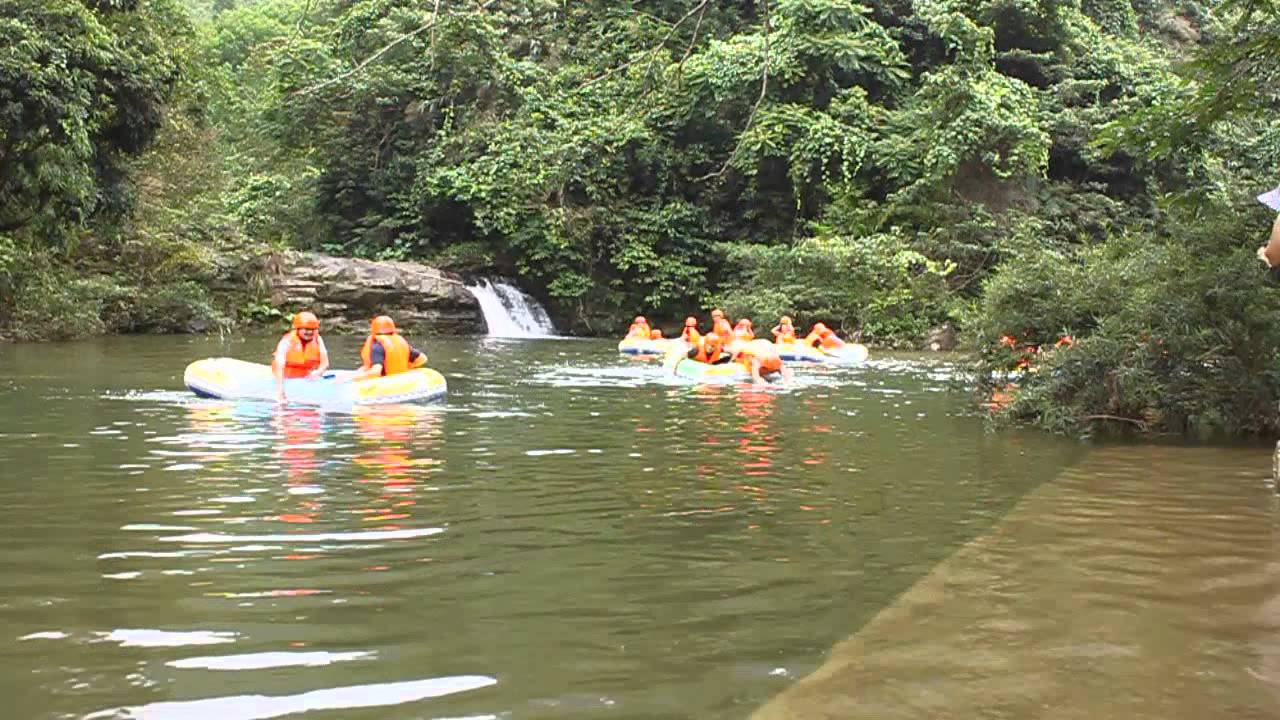 Khu du lịch Hòa Phú Thành - Trò chơi trượt thác đầy lý thú.