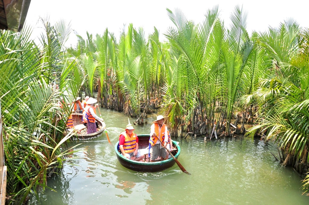 Rừng Dừa 7 Mẫu - Là nơi du khách có thể chèo thúng để ngắm nhìn những rặng dừa.