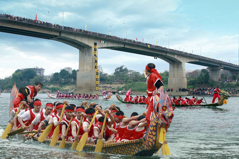 Hội đua ghe truyền thống ở Huế